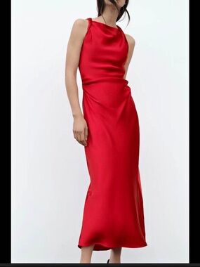 zara maxi dress red OMG this dress is so gorgeous can you imagine wearing this this summer? Iconic #zara #zaradress #zarahaul #maxidress #summerdress